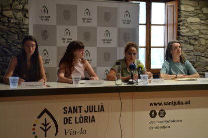 L'artista visual, Naiara Escabias, la dissenyadora de vestuari, Maria Solsona, la consellera de Cultura del comú de Sant Julià de Lòria, Teresa Areny, i la creadora i educadora de moviment, Marta Moran, en roda de premsa per presentar la proposta cultural Fils d'art.