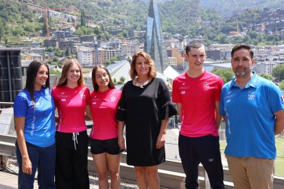 Els nedadors Biel Cuen, Zoe Palau i Jasmine Serrano; el director tècnic de natació, Alfonso Maltrana; l’entrenadora de natació artística, Estel Ferreras; i la directora de Banca País d'Andbank, María Súarez.