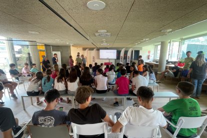 Els esportistes de la FAE durant la ponència de Jordi Camós