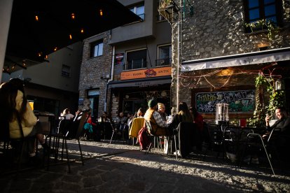La terrassa d’un bar al barri antic de la capital.