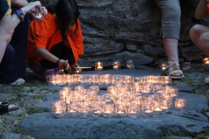 Més d'11.000 espelmes han tornat a il·luminar la parròquia.