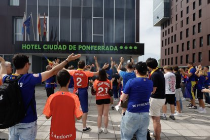 Els aficionats de l'FC Andorra a l'hotel de concentració dels jugadors