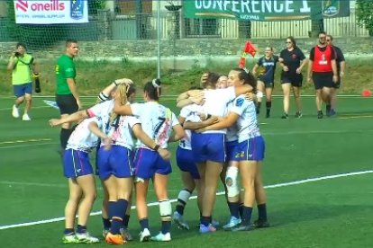 Les jugadores de la selecció celebren el triomf