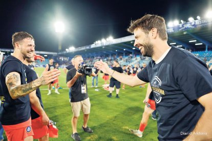 Gerard Piqué felicita Manu Nieto un cop assolit l’ascens a Segona Divisió.