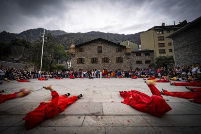 Els fallaires fent rodar les falles a Casa de la Vall.