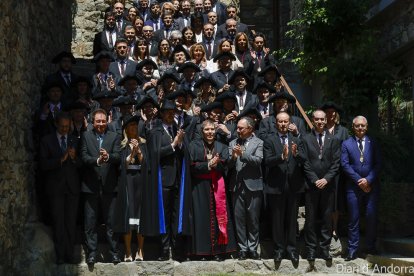 Josep-Lluís Serrano amb totes les autoritats a les escales de Casa de la Vall