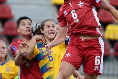 Morató, en un duel amb la selecció.