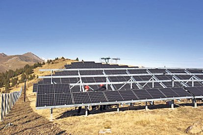 Plaques solars instal·lades a la zona del planell de la Tossa.
