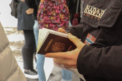 Un ciutadà amb el passaport a la mà.
