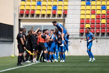 Els jugadors de l'Atlètic Escaldes celebren el segon gol