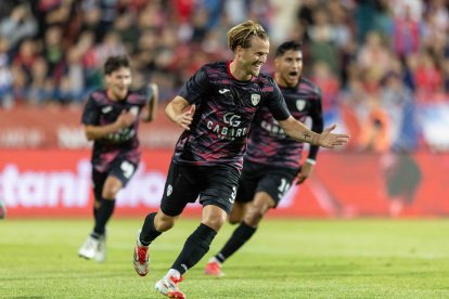 Aleix Cisteró celebra el 2 a 0 del Santa Coloma.
