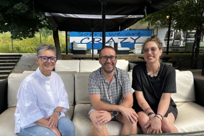 Montse Checa, Santi Casas i Alèxia Verdaguer durant la presentació de la programació d'estiu de la Massana.