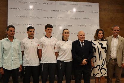 El cap de missió Jordi Orteu; els esportistes Nil Checa i Haizea Martínez; el president del COA, Xavier Espot Miró; la directora de banca país d’Andbank, María Suárez; i el secretari d'Estat de Joventut i Esports, Alain Cabanes.