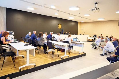 Els advocats i els processats, asseguts esperant la sentència.