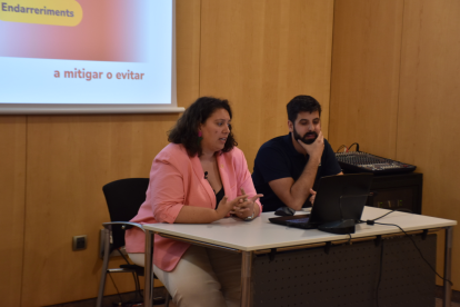 La presidenta del Fòrum nacional de la joventut, Lisa Cruz, acompanyada de companys del Fòrum, durant la presentació de l'estudi sobre l'acord d'associació amb la UE.