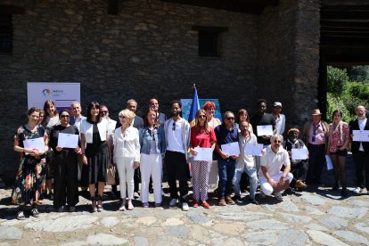 Tots els participants de l'Art Camp 2025 amb el seu diploma de participació.