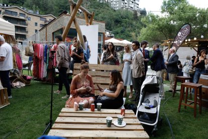 Les autoritats durant la visita institucional a la Serenalla Market.