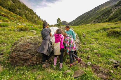 Una família en una excursió a la muntanya.
