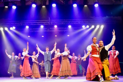 Un moment de l'actuació de l'Esbart Valls del Nord a 23è Festidanses du monde.