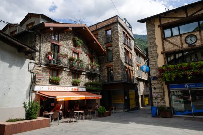 Terrassa de la pastisseria Casal, ahir.