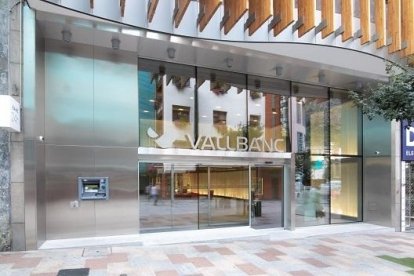 Entrada de la seu de Vall Banc a l’avinguda Carlemany quan existia.