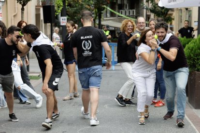 Una de les activitats de la gimcana que ha preparat la Colla laurediana.