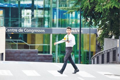 Un cambrer al bar de la Plaça del poble.