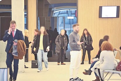 La condemnada fora de la sala on se l’ha estat jutjant aquests dies.