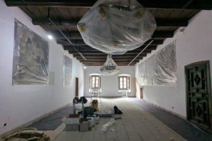 L'interior de Casa de la Vall, on s'estan fent treballs de reforma.