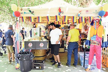Estand del col·lectiu colombià a la festa major de la Seu.