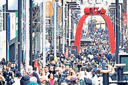 Turistes a l’avinguda Meritxell.