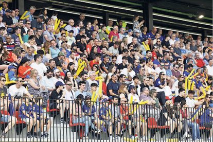 Aficionats tricolors a l’Estadi de la FAF durant el play-off.
