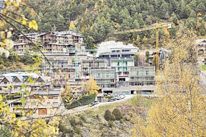 Zona residencial amb edificis en construcció.