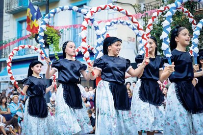 L’Esbart Laurèdia, ahir a la plaça Major.