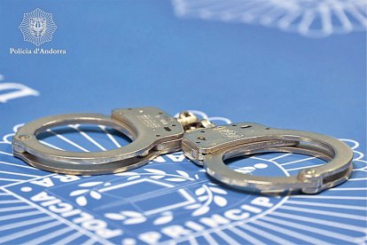 Unes manilles de la policia.