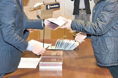 Un acte formal d’entrega de passaports.