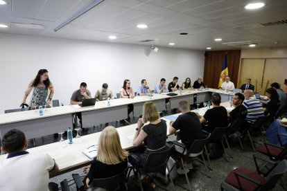 Reunió entre membres del Govern i els funcionaris.