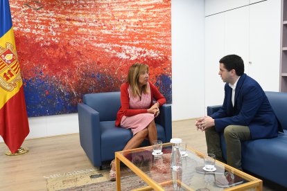 L’alcalde de la Seu, Joan Barrera, i Conxita Marsol, durant la trobada.