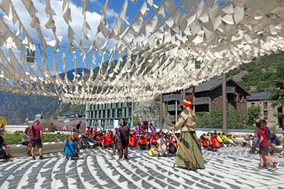 Els infants a la nova plaça del Poble.