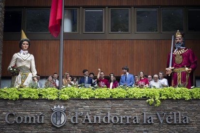 Lectura del pregó a càrrec dels gegants de la capital.