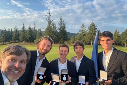 L’equip nacional amb la medalla.