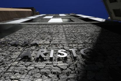 Façana de l’edifici de pisos socials Aristot Mora.