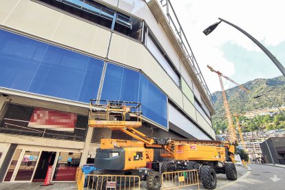 Maquinària en una voravia d’una obra a Escaldes.