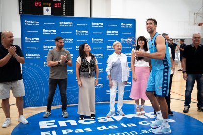 El fins ara capità del MoraBanc, Nacho Llovet, aixeca el Trofeu Encamp de l’any passat.