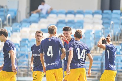 Els jugadors de l’FC Andorra celebrant el primer gol tricolor, signat per Lautaro.