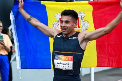 Nahuel Carabaña oneja la bandera andorrana durant els Jocs dels Petits Estats.