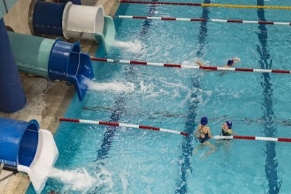 Usuaris a la piscina del Palau de Gel que reobre demà