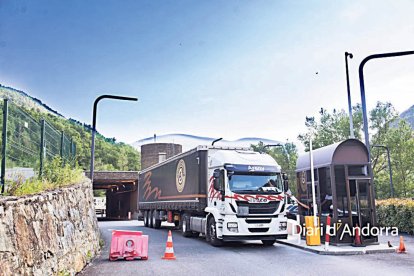 Un camió amb importacions a l’interior.