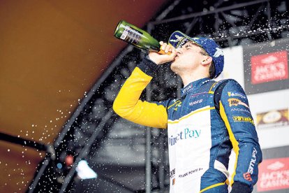 El pilot andorrà celebrant-ho al podi d’Assen.