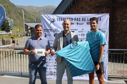 El cònsol menor d'Encamp, Xavier Fernàndez; el conseller d'Esports i Reactivació Econòmica d'Encamp, Nino Marot; i el director de la cursa i creador de la Travessa del Pas de la Casa, Rui da Costa.